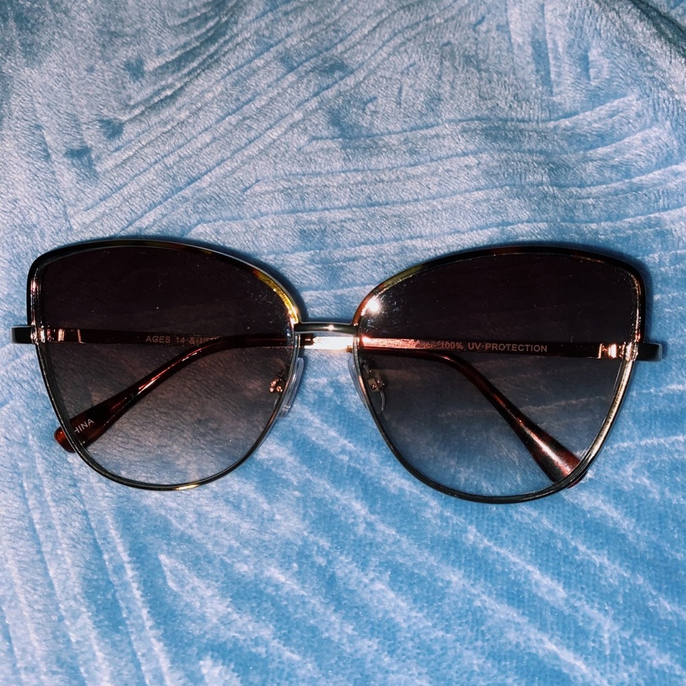 Tortoise edge cat eye sunglasses !!